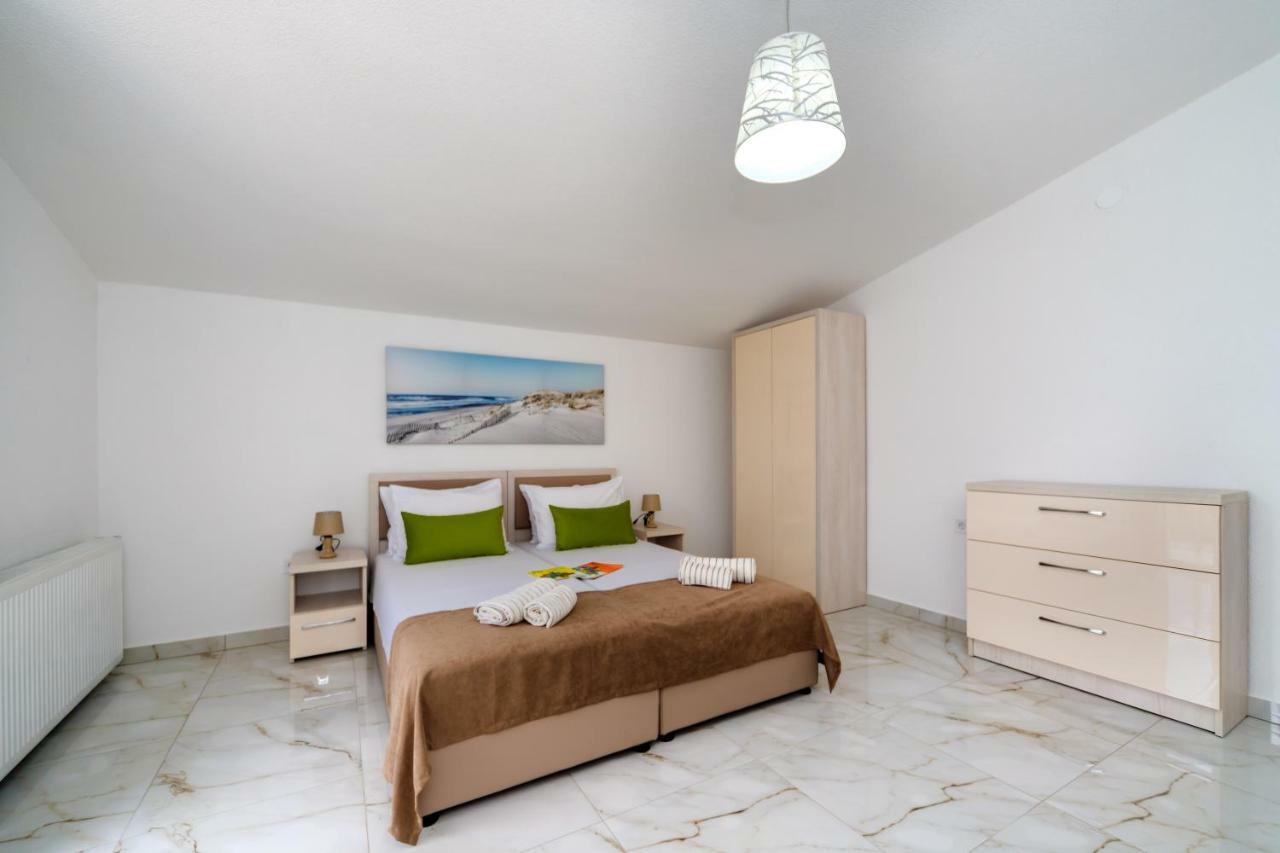 Hotel Adria بار المظهر الخارجي الصورة